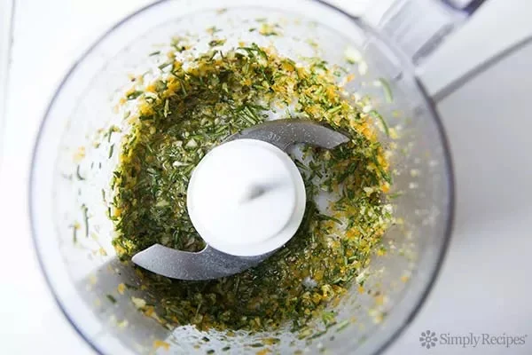 Курица с лимонным розмарином на сковороде