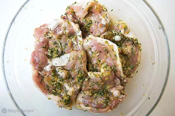 Курица с лимонным розмарином на сковороде