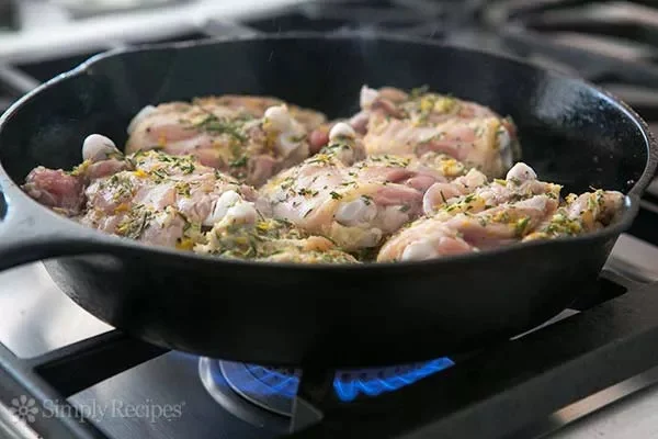 Курица с лимонным розмарином на сковороде
