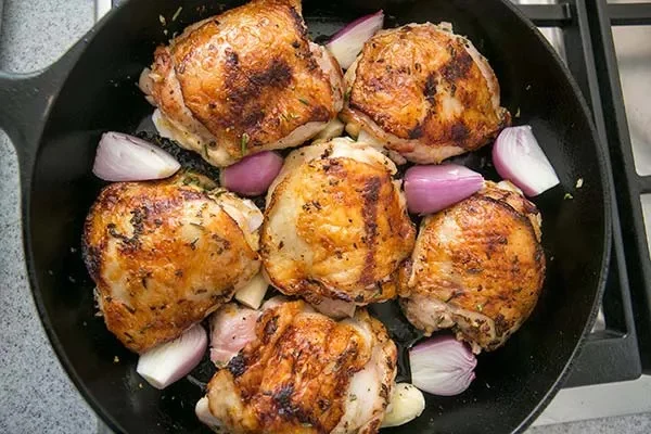 Курица с лимонным розмарином на сковороде