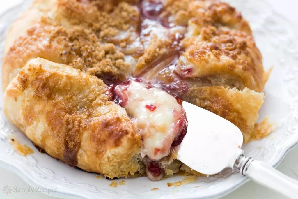 Простой запеченный бри в слоеном тесте