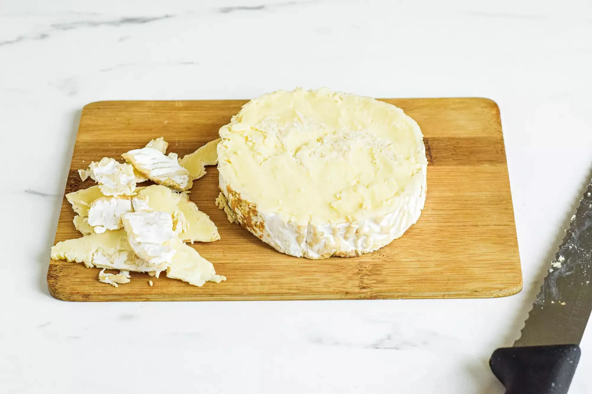 Простой запеченный бри в слоеном тесте