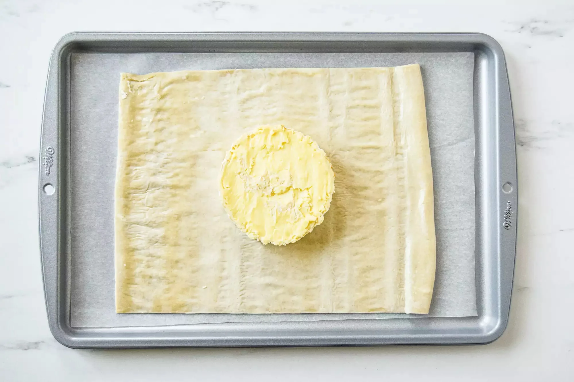 Простой запеченный бри в слоеном тесте