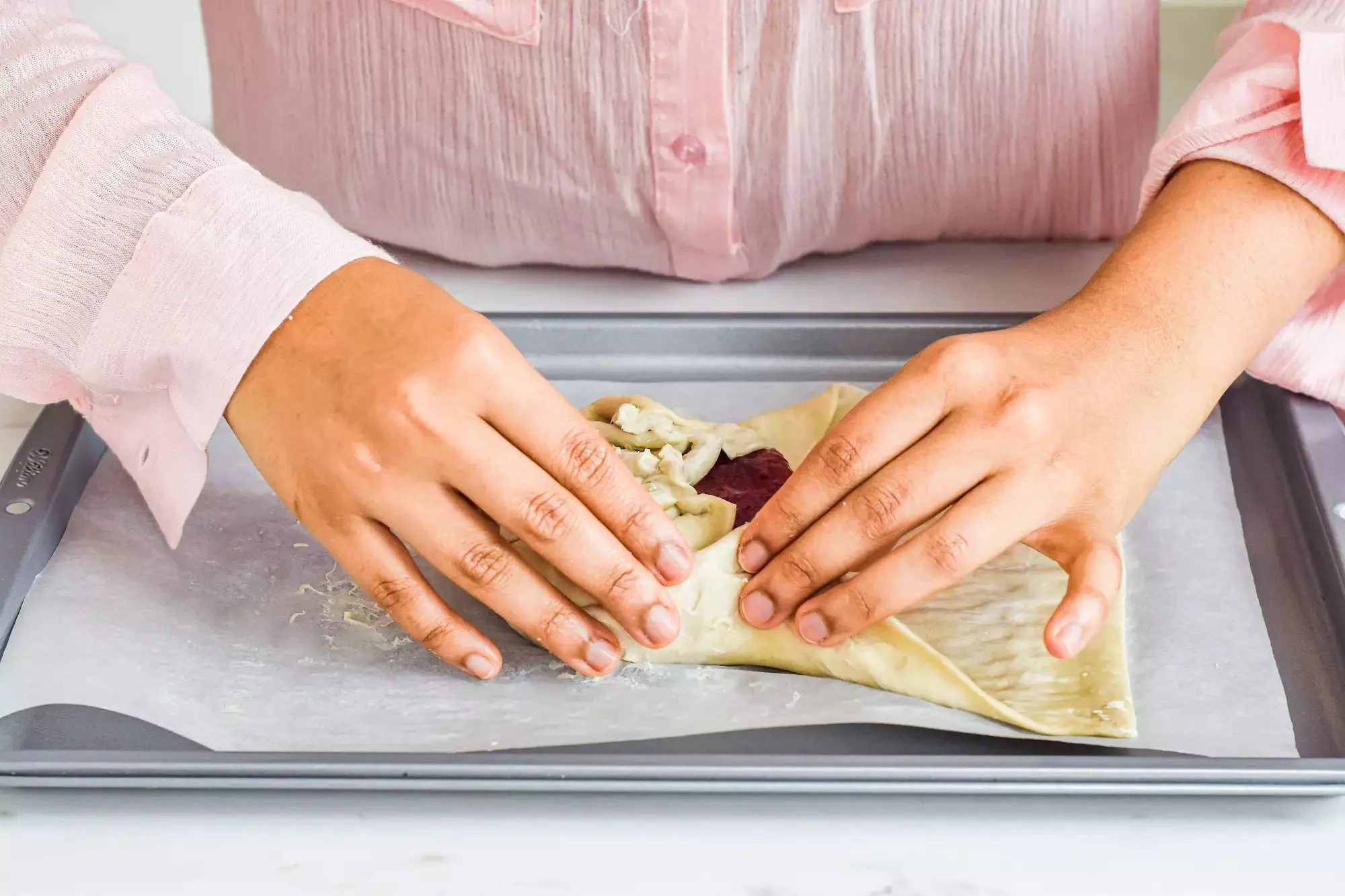 Простой запеченный бри в слоеном тесте