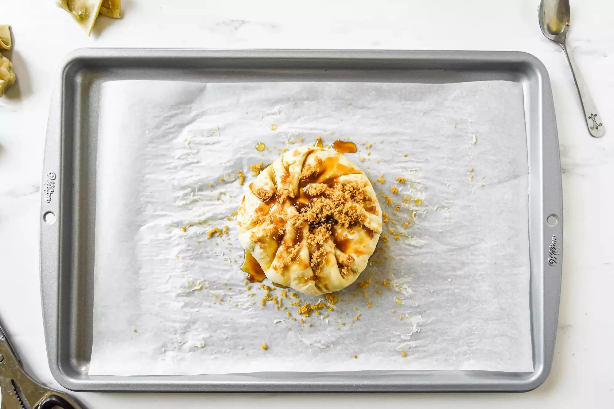 Простой запеченный бри в слоеном тесте