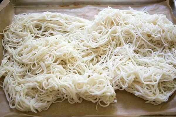 Салат из лапши с кунжутом и имбирем