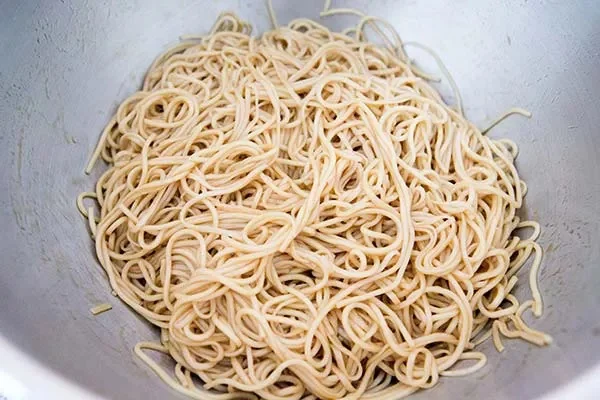 Салат из лапши с кунжутом и имбирем