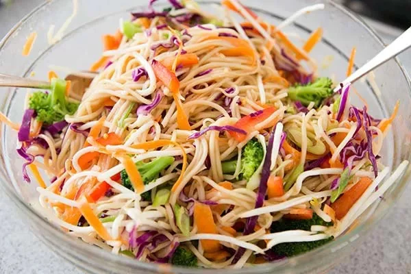 Салат из лапши с кунжутом и имбирем