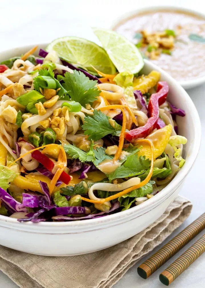 Салат из тайской лапши с арахисовым соусом