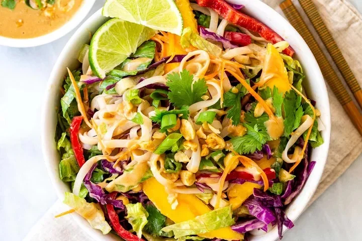 Салат из тайской лапши с арахисовым соусом