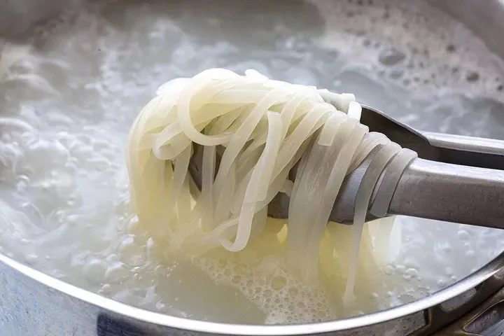 Салат из тайской лапши с арахисовым соусом