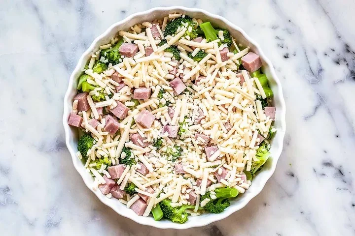 Сырный киш без корочки с брокколи и ветчиной