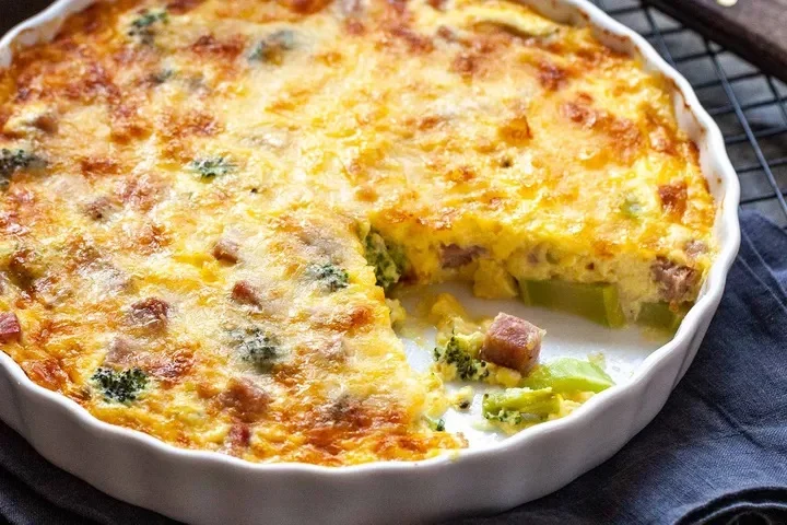 Сырный киш без корочки с брокколи и ветчиной