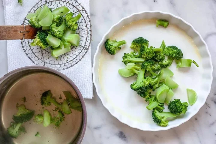 Сырный киш без корочки с брокколи и ветчиной