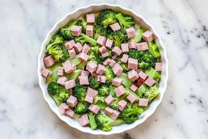 Сырный киш без корочки с брокколи и ветчиной