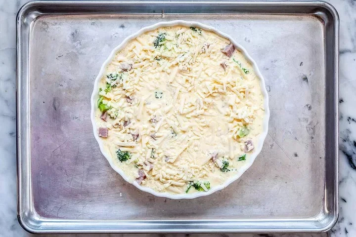 Сырный киш без корочки с брокколи и ветчиной