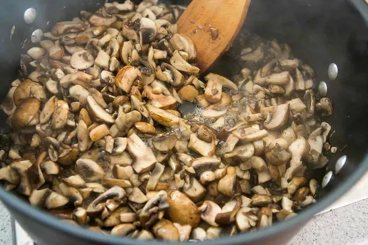 Вегетарианская лазанья со шпинатом и грибами