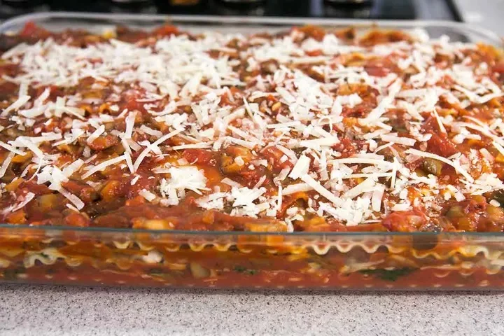 Вегетарианская лазанья со шпинатом и грибами