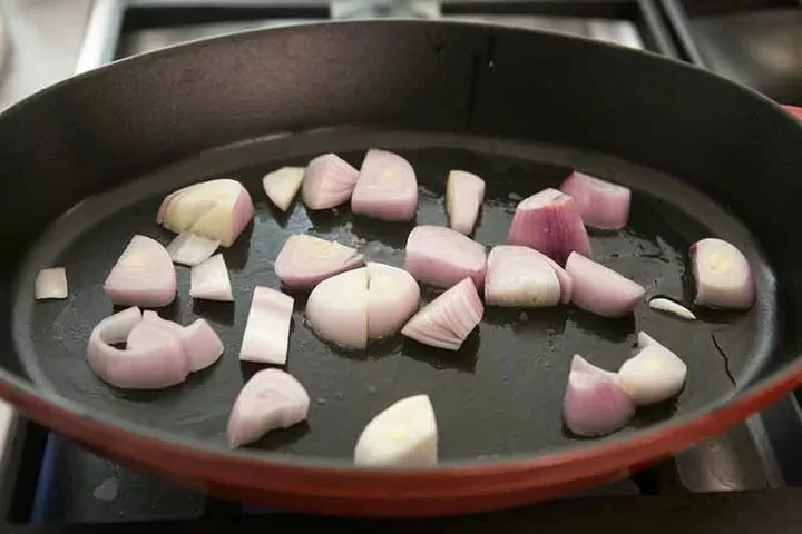 Жареная в бальзамике брюссельская капуста и лук шалот