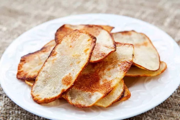 Жареные в духовке картофельные чипсы