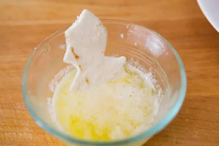 «Жуткие» чипсы из мучной тортильи с сахаром и корицей