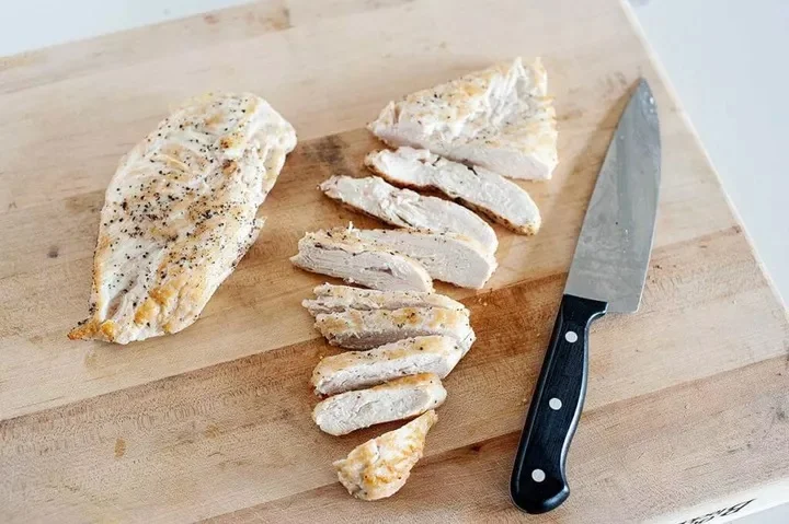 Зимний куриный салат с острой заправкой мисо