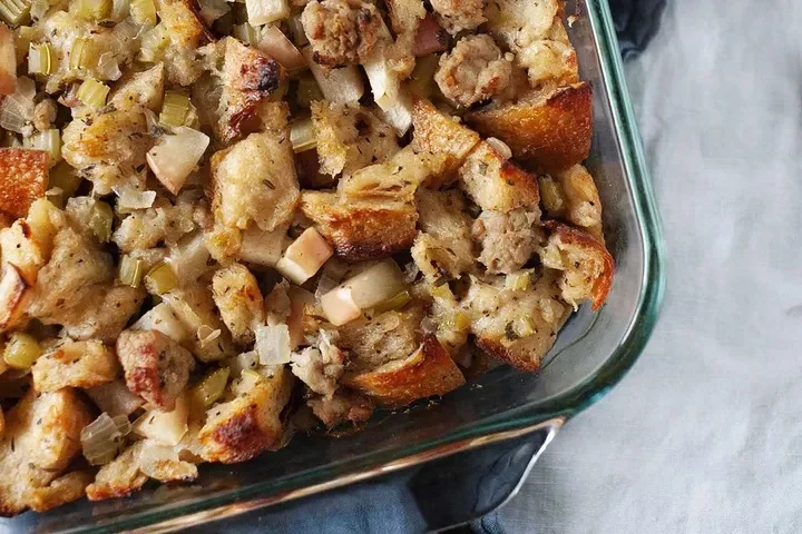 Фарш для Дня благодарения с колбасой и яблоками