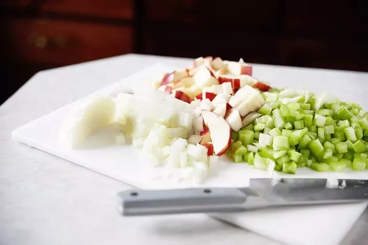 Фарш для Дня благодарения с колбасой и яблоками