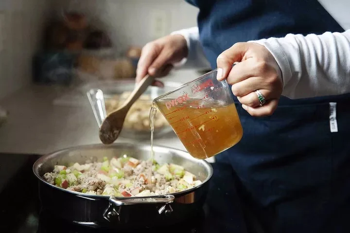 Фарш для Дня благодарения с колбасой и яблоками