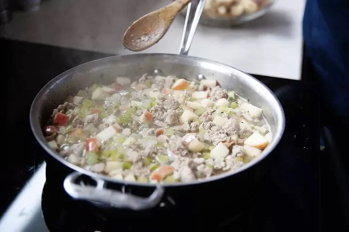 Фарш для Дня благодарения с колбасой и яблоками