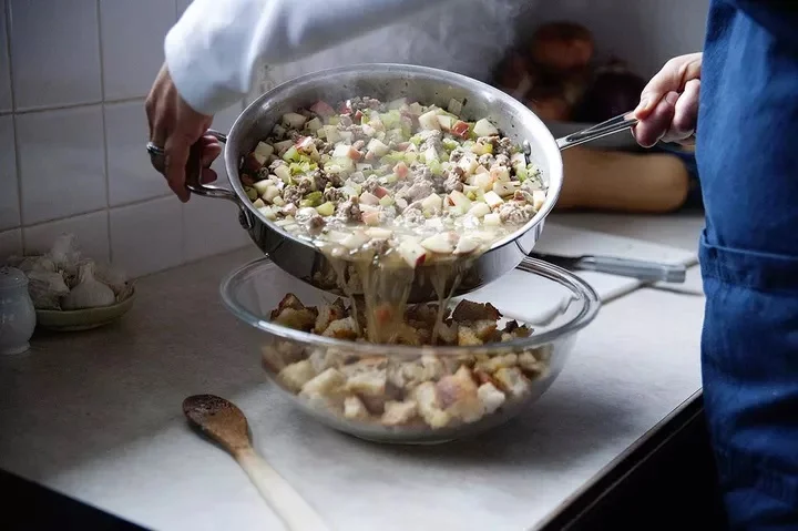 Фарш для Дня благодарения с колбасой и яблоками