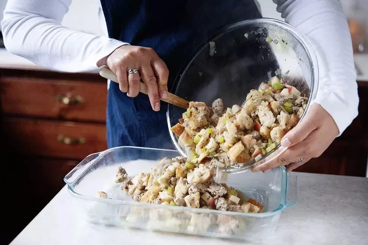 Фарш для Дня благодарения с колбасой и яблоками