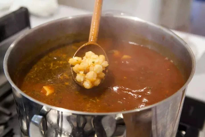 Позоле рохо (мексиканское рагу из свинины и гомини)