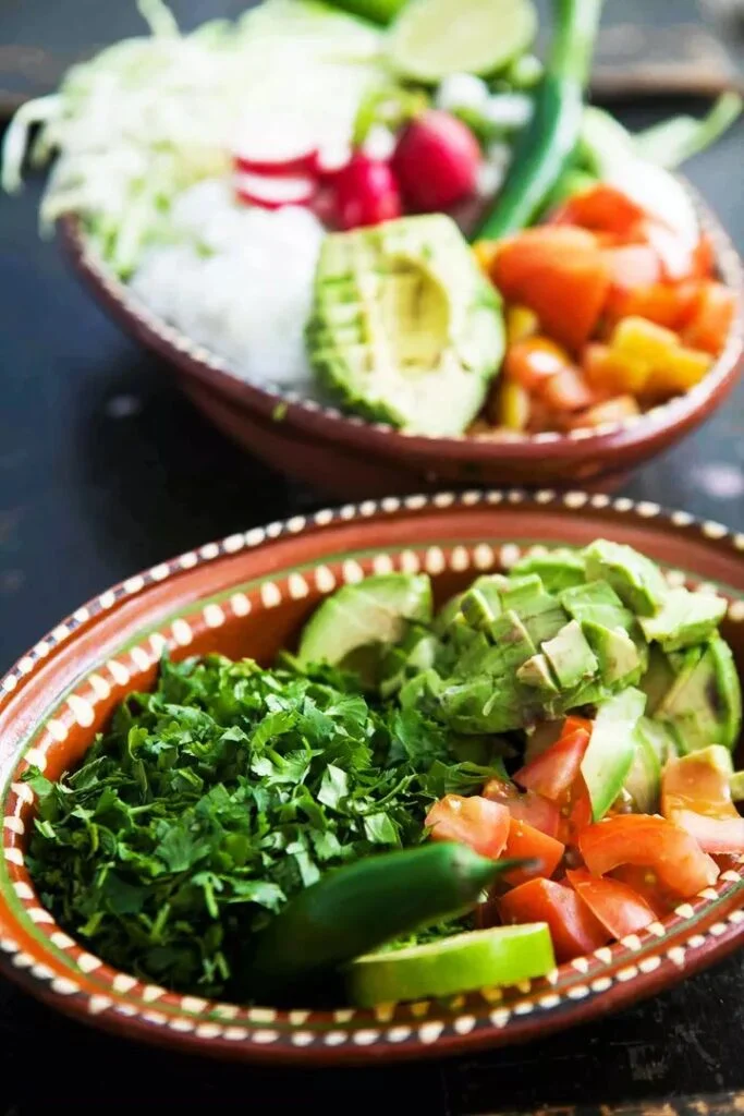 Позоле рохо (мексиканское рагу из свинины и гомини)