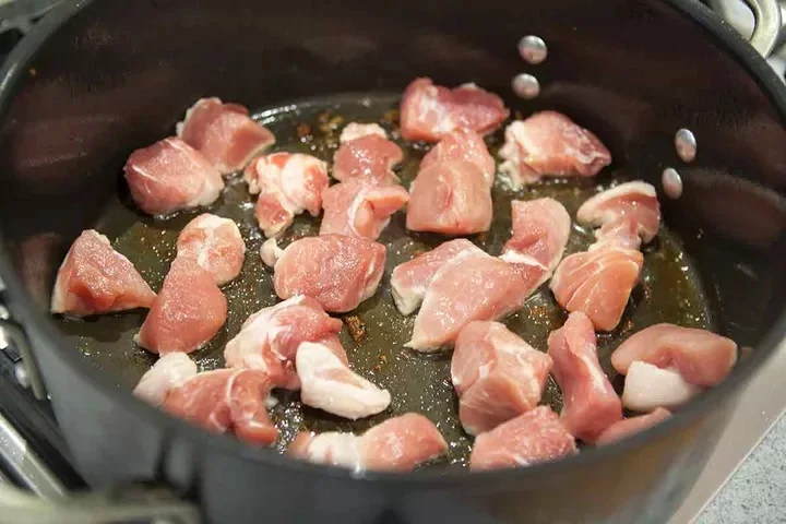 Позоле рохо (мексиканское рагу из свинины и гомини)