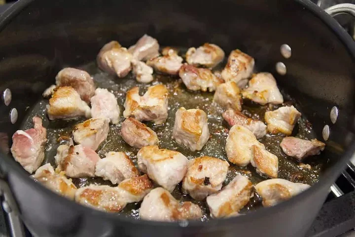 Позоле рохо (мексиканское рагу из свинины и гомини)