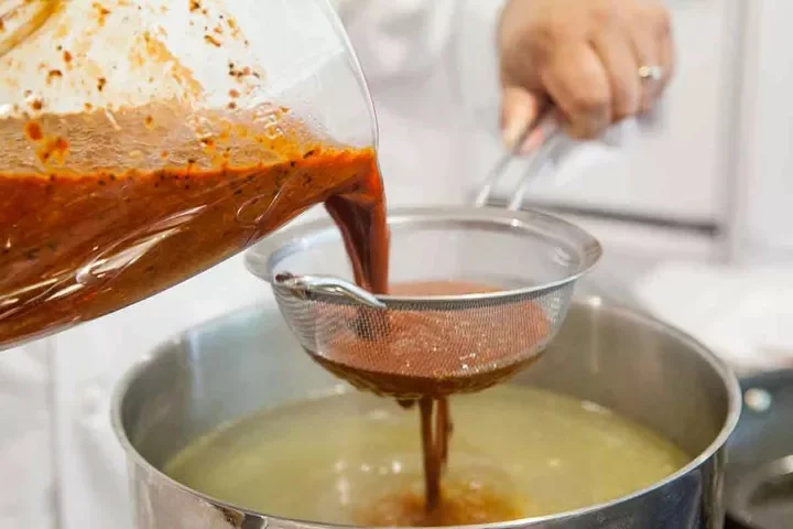 Позоле рохо (мексиканское рагу из свинины и гомини)