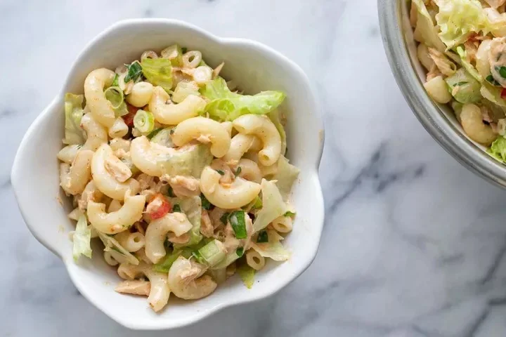 Салат с макаронами с тунцом