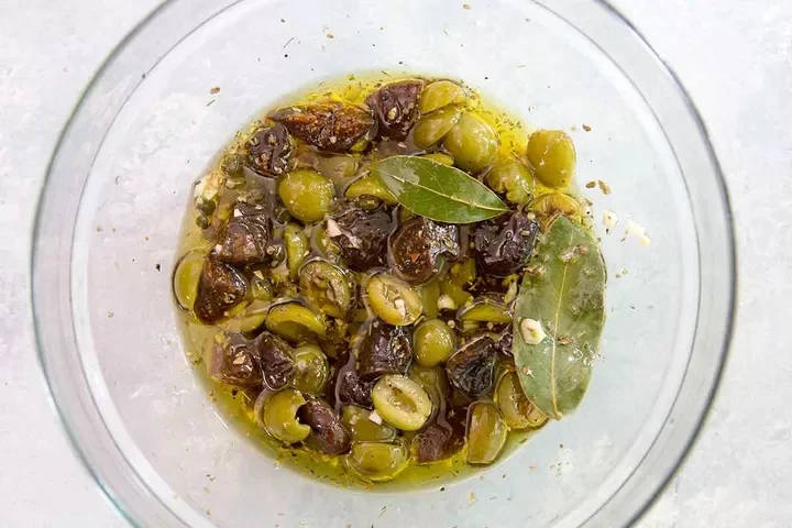 Свиная вырезка с инжиром и оливками