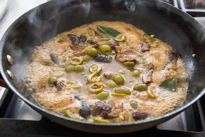 Свиная вырезка с инжиром и оливками