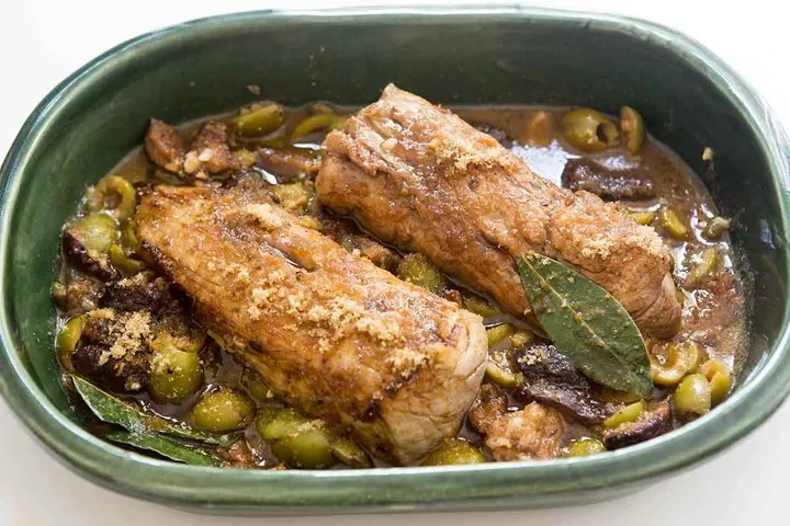 Свиная вырезка с инжиром и оливками
