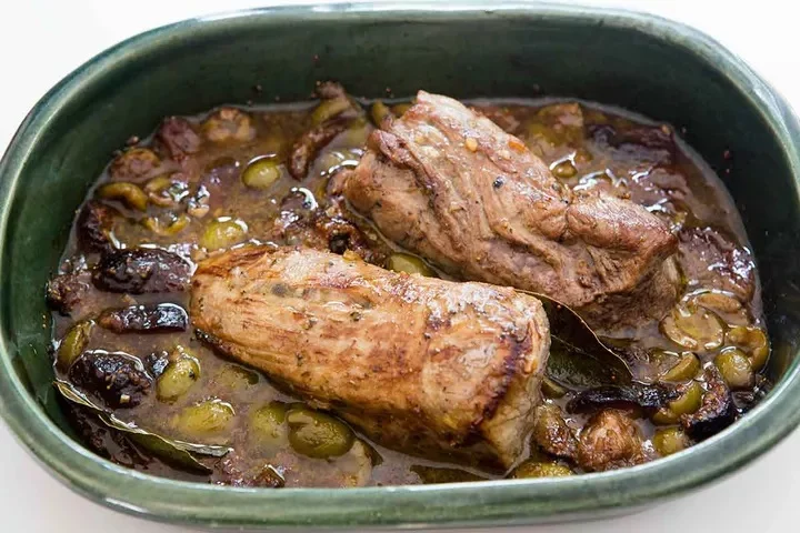 Свиная вырезка с инжиром и оливками