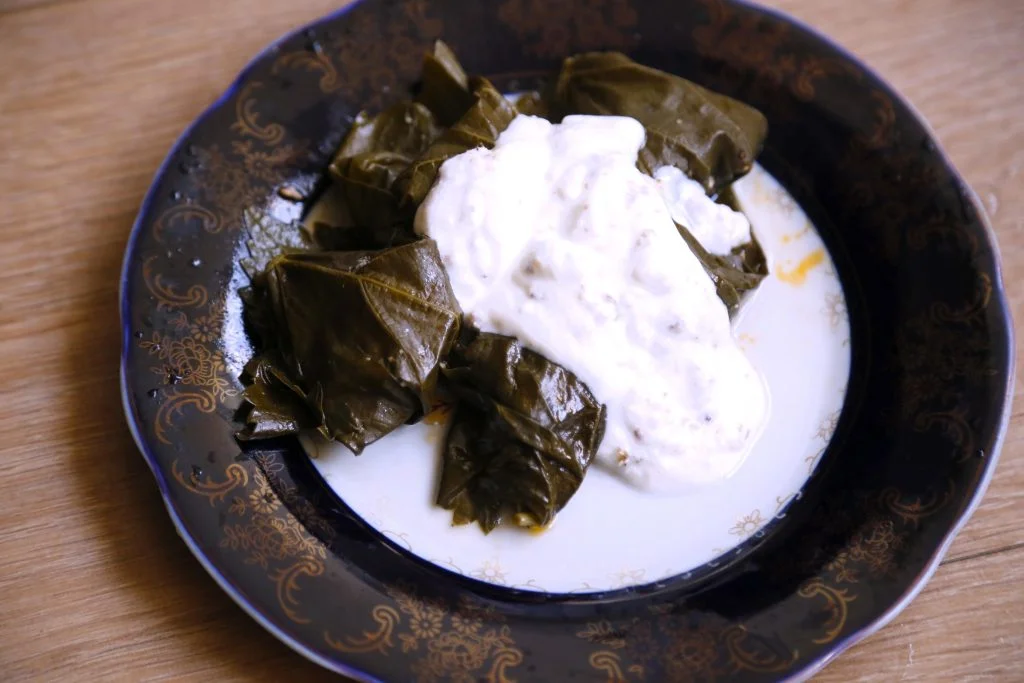 Ореховая долма с соусом