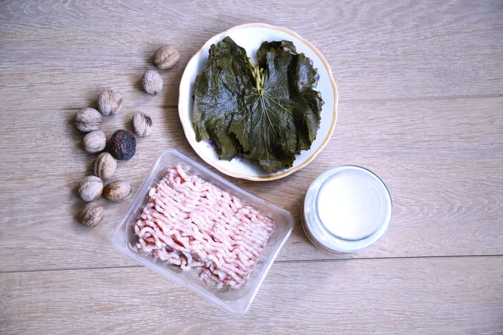 Ореховая долма с соусом