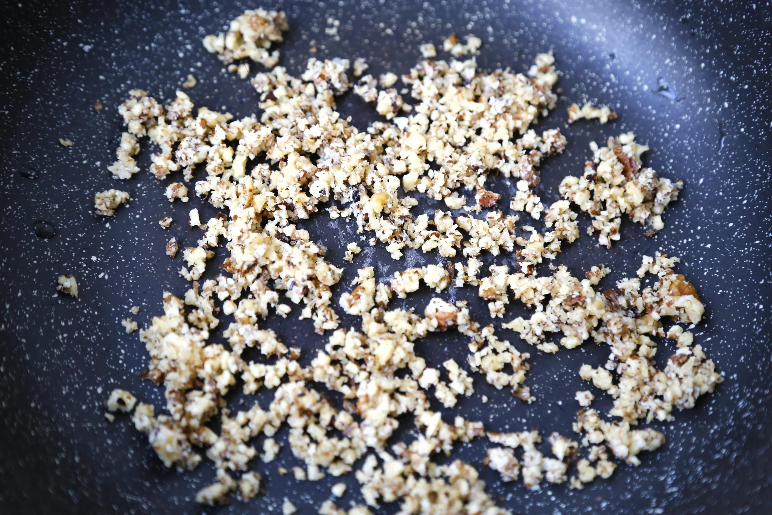 Ореховая долма с соусом