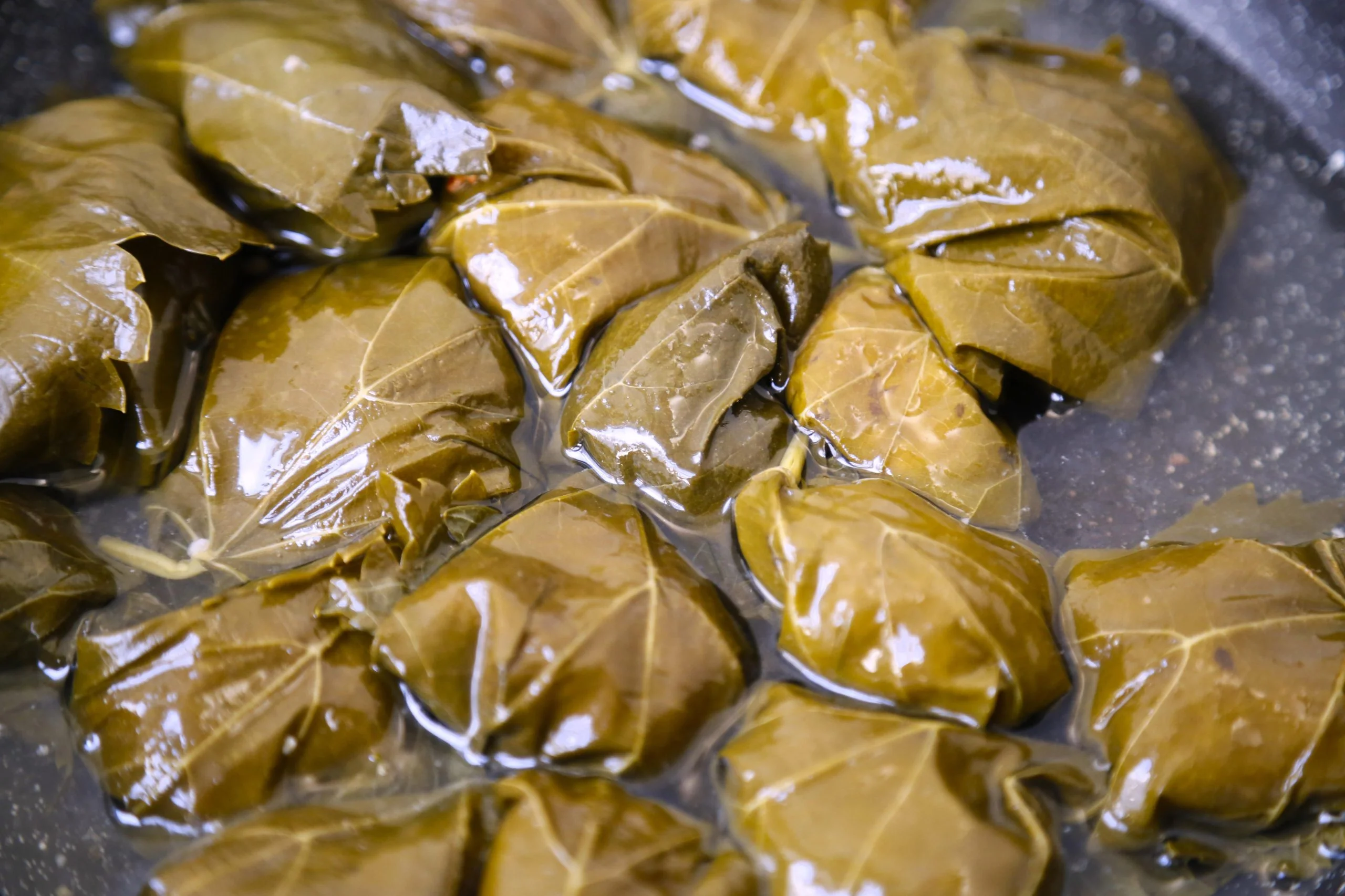 Ореховая долма с соусом
