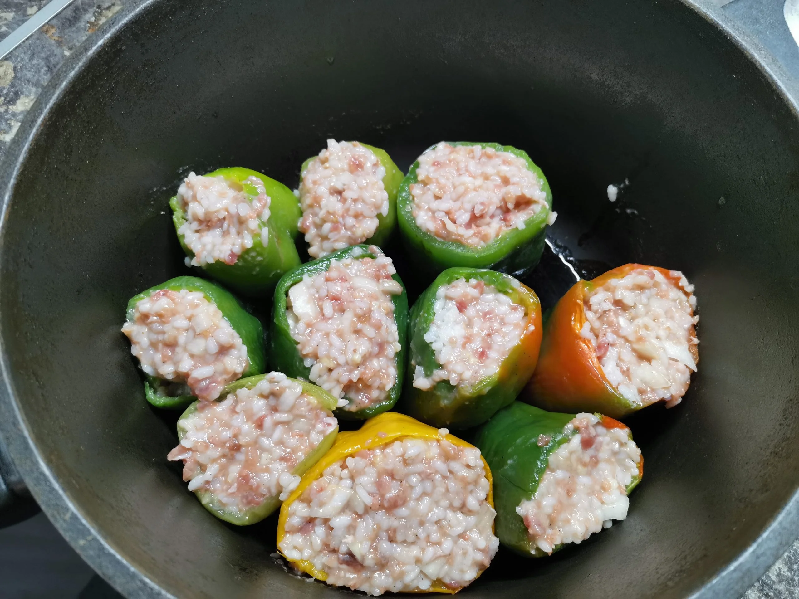 Перцы, фаршированные мясом и рисом